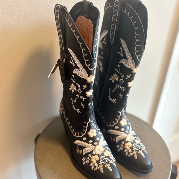 dingo Shoes - Dingo Black and White Embroidered Heeled Boots